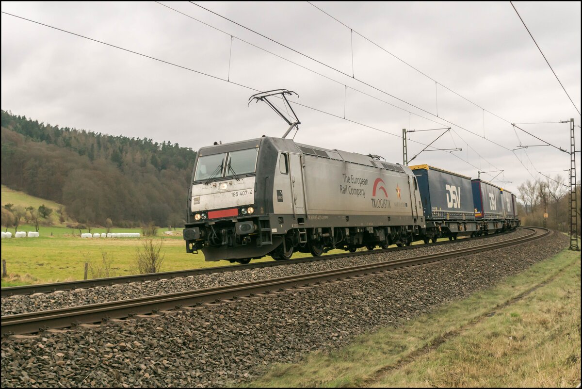 185 407-4 gesehen am 09.02.2022 mit einem Aufliegerzug bei Hermannspiegel.