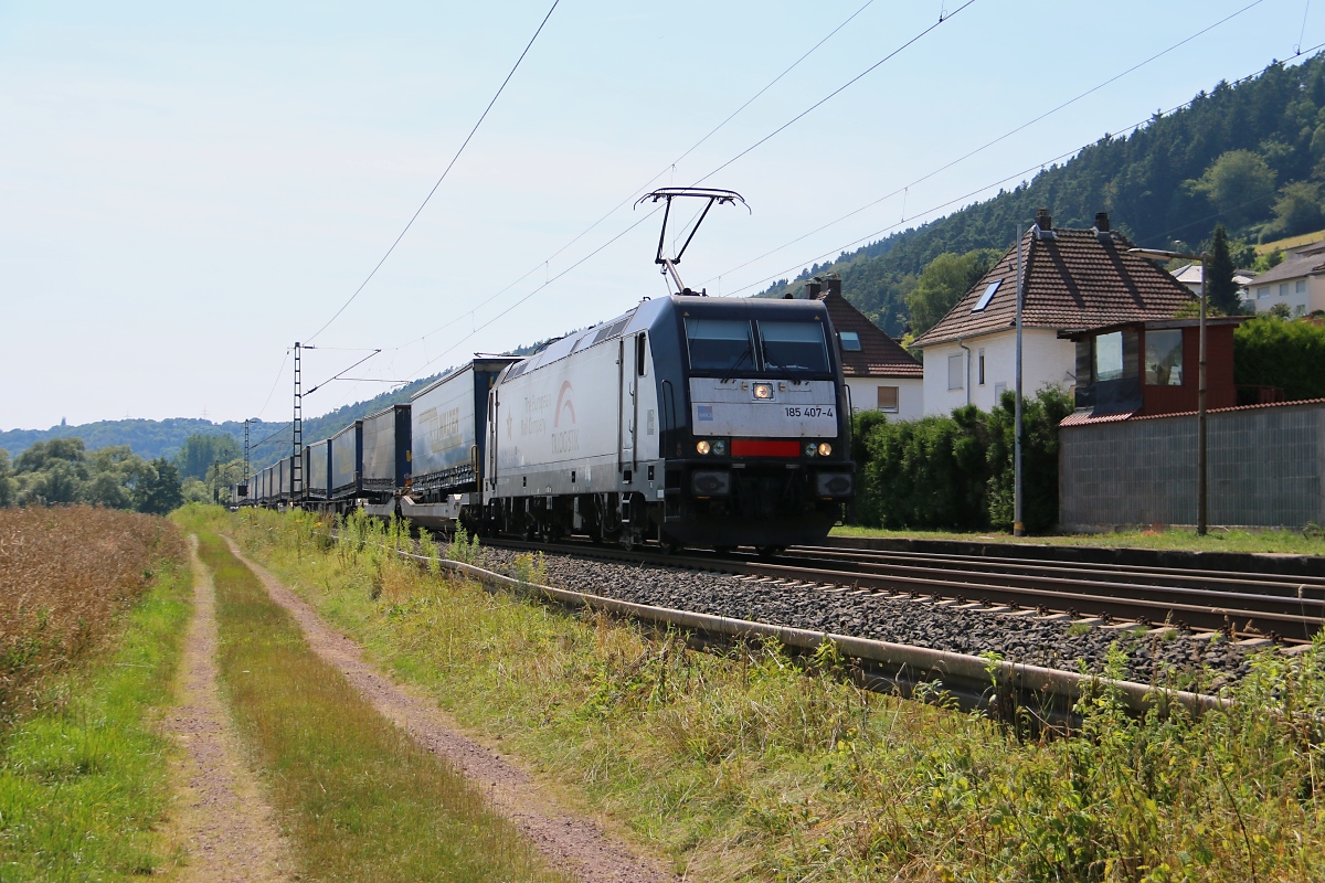 185 407-4 mit LKW-Walter KLV-Zug in Fahrtrichtung Norden. Aufgenommen am 19.07.2014 in Ludwigsau-Friedlos.