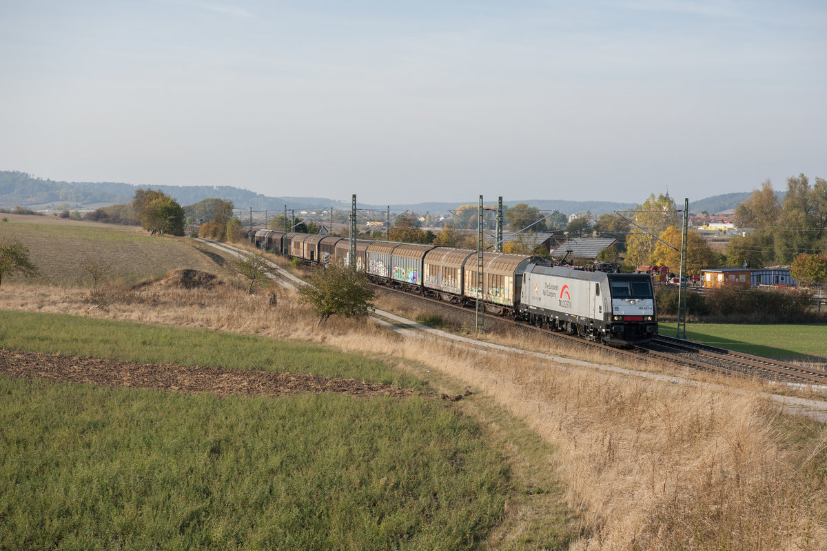 185 407 MRCE/TX Logistic mit einem H-Wagenzug bei Lehrberg Richtung Ansbach, 09.10.2018
