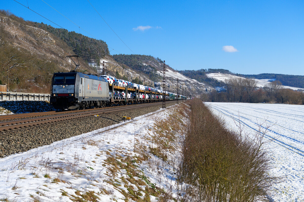 185 407 MRCE/TXL  Marco Polo  mit einem Autotransportzug bei Karlstadt Richtung Gemünden, 12.02.2021