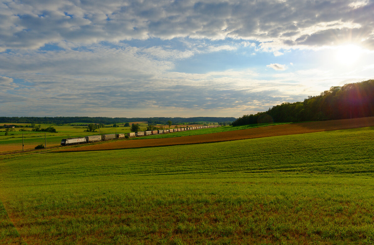 185 408 MRCE/TXL  Marco Polo  mit einem KLV-Zug bei Oberdachstetten Richtung Ansbach, 17.07.2020