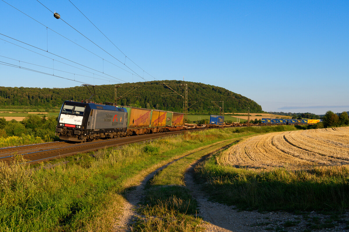 185 408 MRCE/TXL  Marco Polo  mit einem KLV-Zug bei Wettelsheim Richtung Ansbach, 05.08.2020