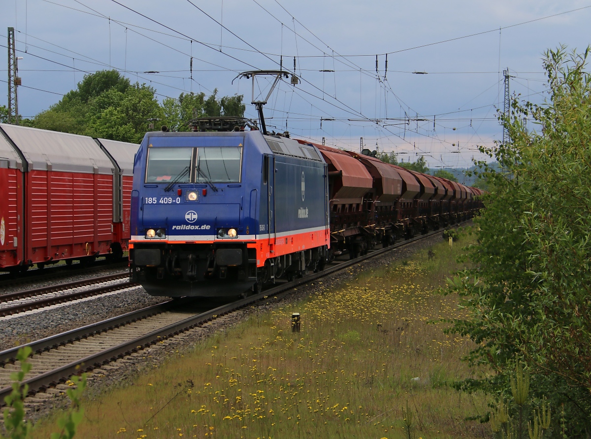 185 409-0 bespannte am 27.05.2015 einen Schüttgutwagen-Ganzzug in Fahrtrichtung Süden. Aufgenommen in Eichenberg.