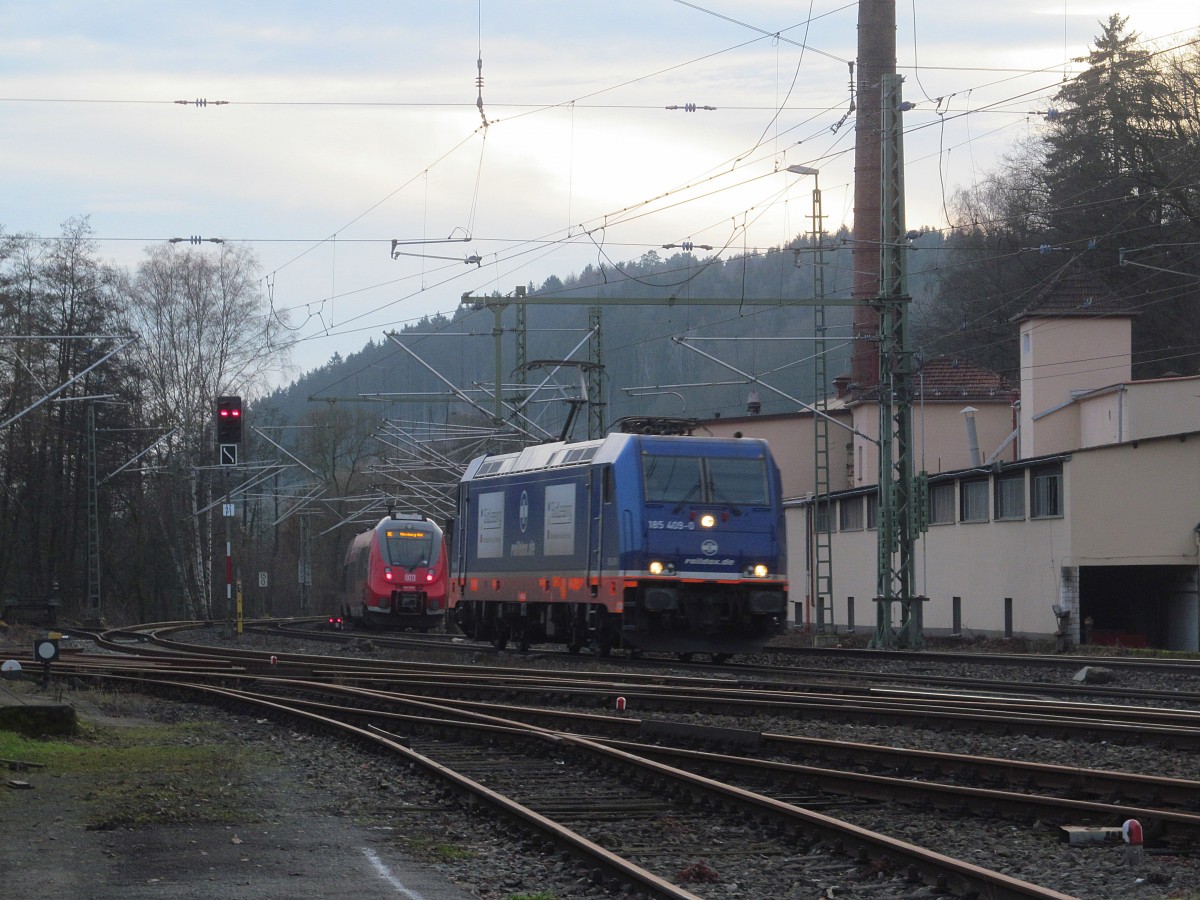 185 409-0 von Raildox durchfährt am 19. Januar 2014 solo den Bahnhof Kronach.