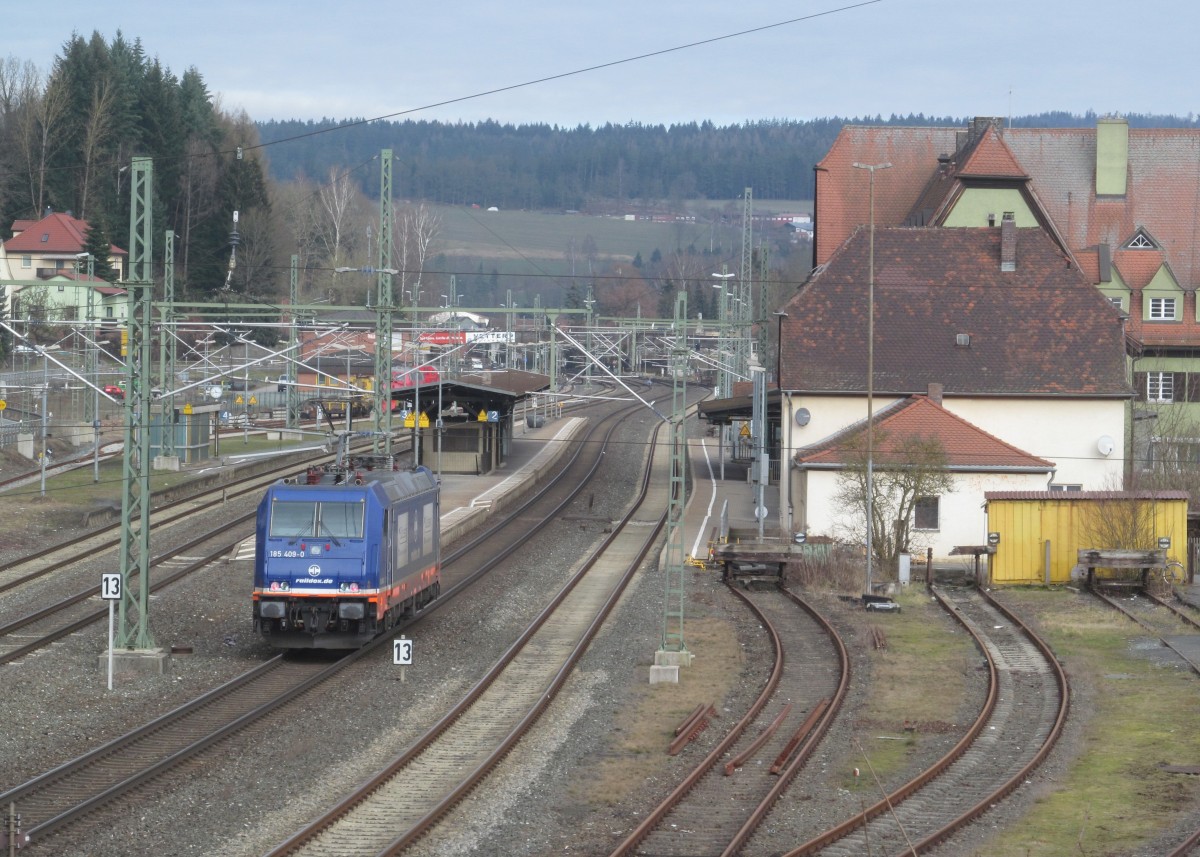 185 409-0 von Raildox durchfährt am 23. Februar 2014 solo den Bahnhof Kronach in Richtung Saalfeld.
