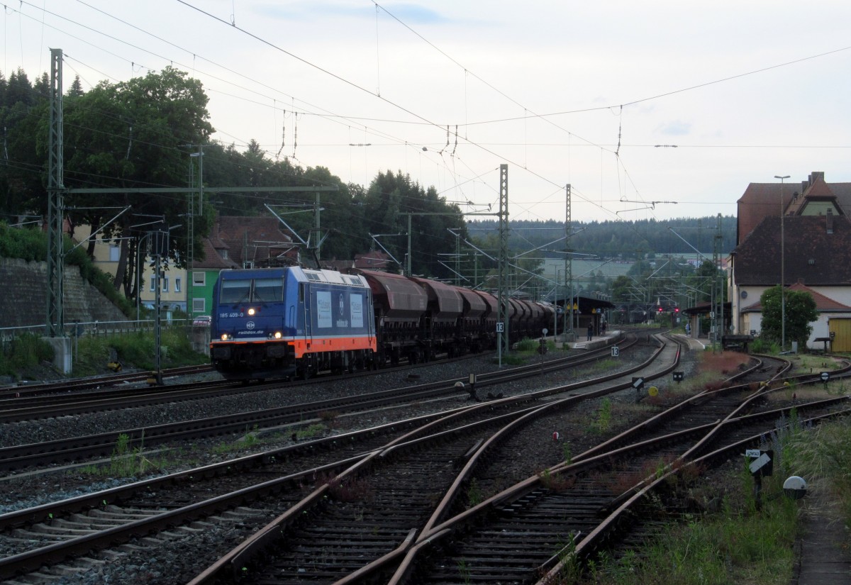 185 409-0 von Raildox zieht am 11. Juni 2014 einen Düngezug durch Kronach in Richtung Lichtenfels.