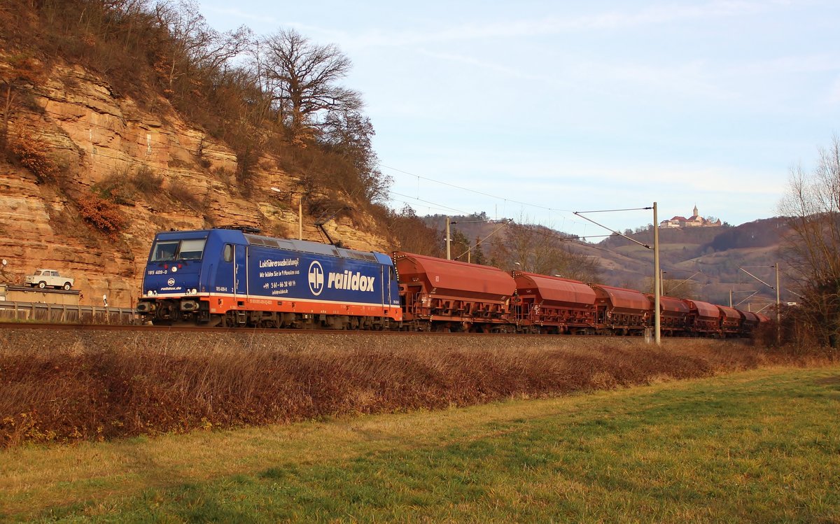 185 409-0 zu sehen am 05.12.18 in Kahla. Im Hintergrund sieht man die Leuchtenburg. 