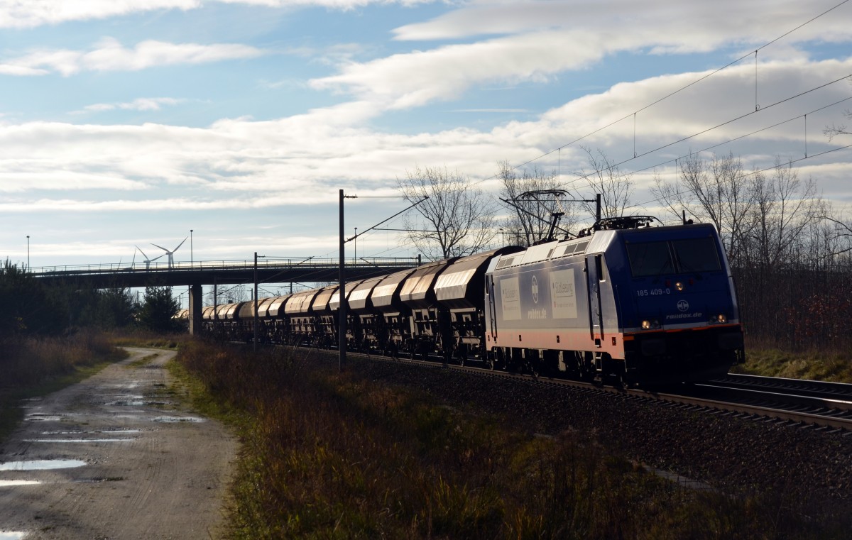 185 409 beförderte am 18.12.14 einen Schwenkdachwagenzug durch Petersroda Richtung Bitterfeld.