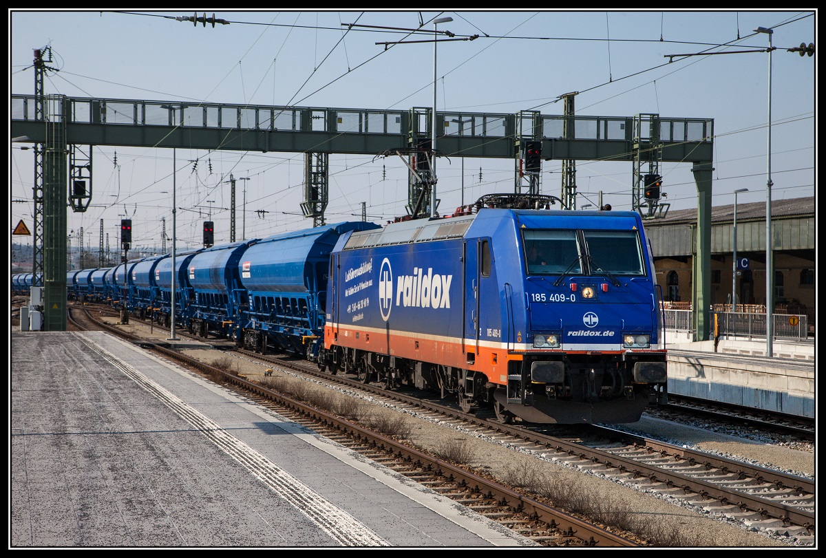 185 409 fährt am 28.02.2018 mit einem Güterzug durch Passau Hbf.