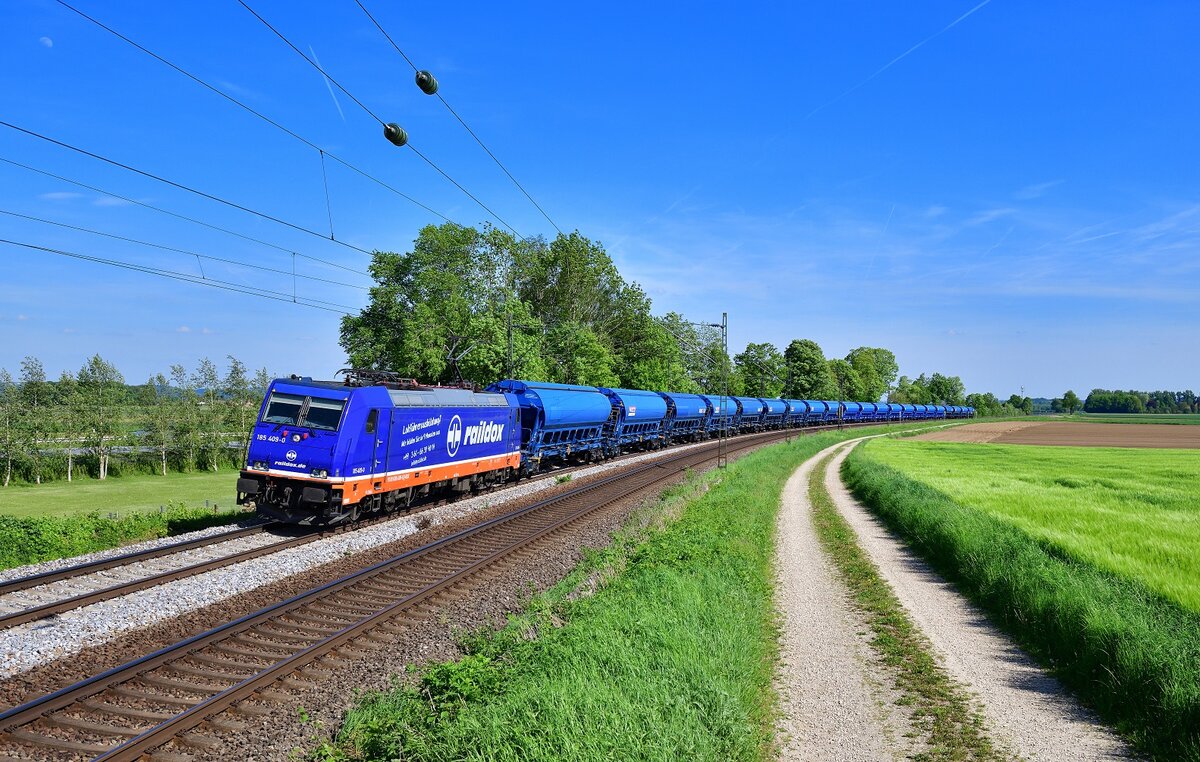 185 409 mit einem Düngerzug am 11.05.2022 bei Langenisarhofen.
