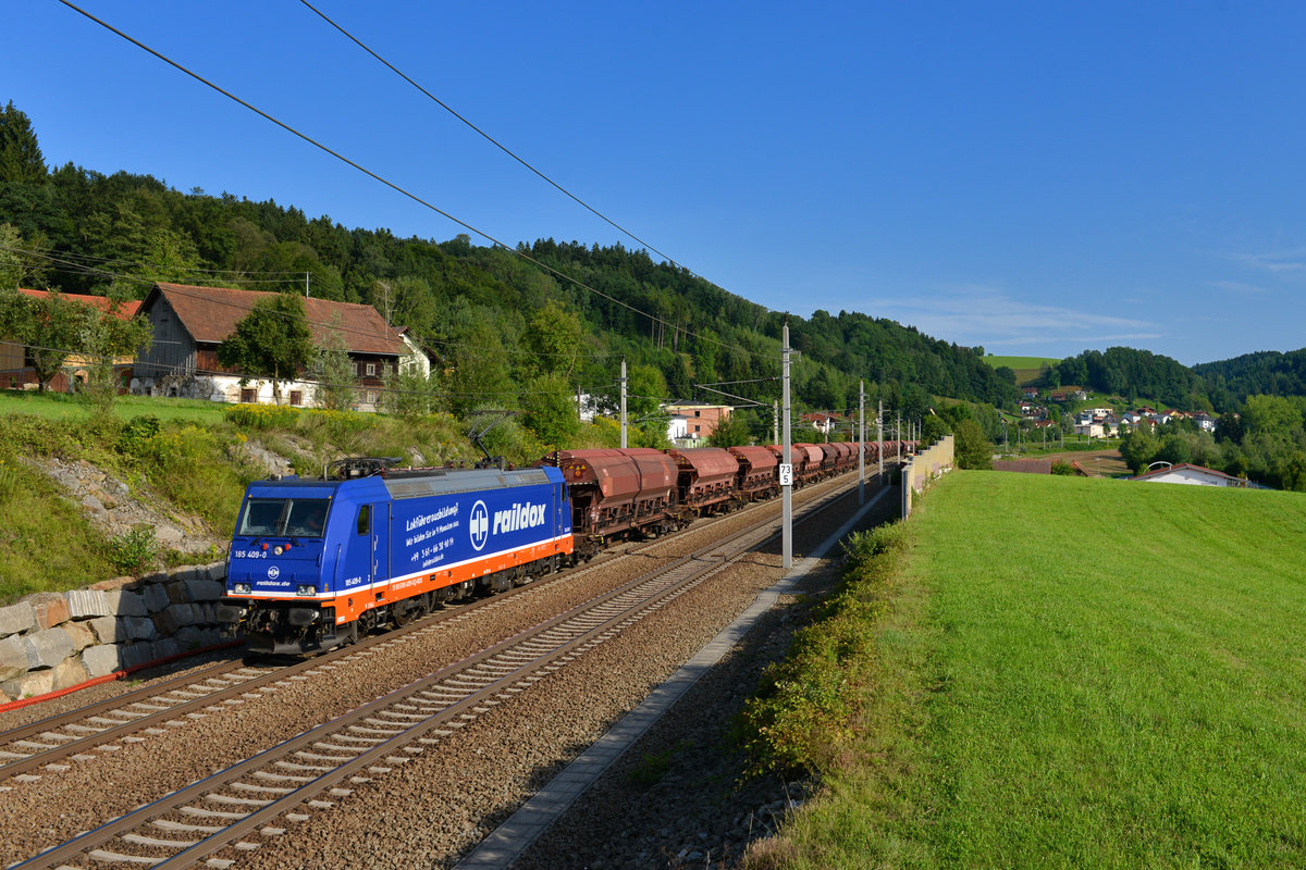 185 409 mit einem Getreidezug am 09.08.2017 bei Wernstein am Inn. 