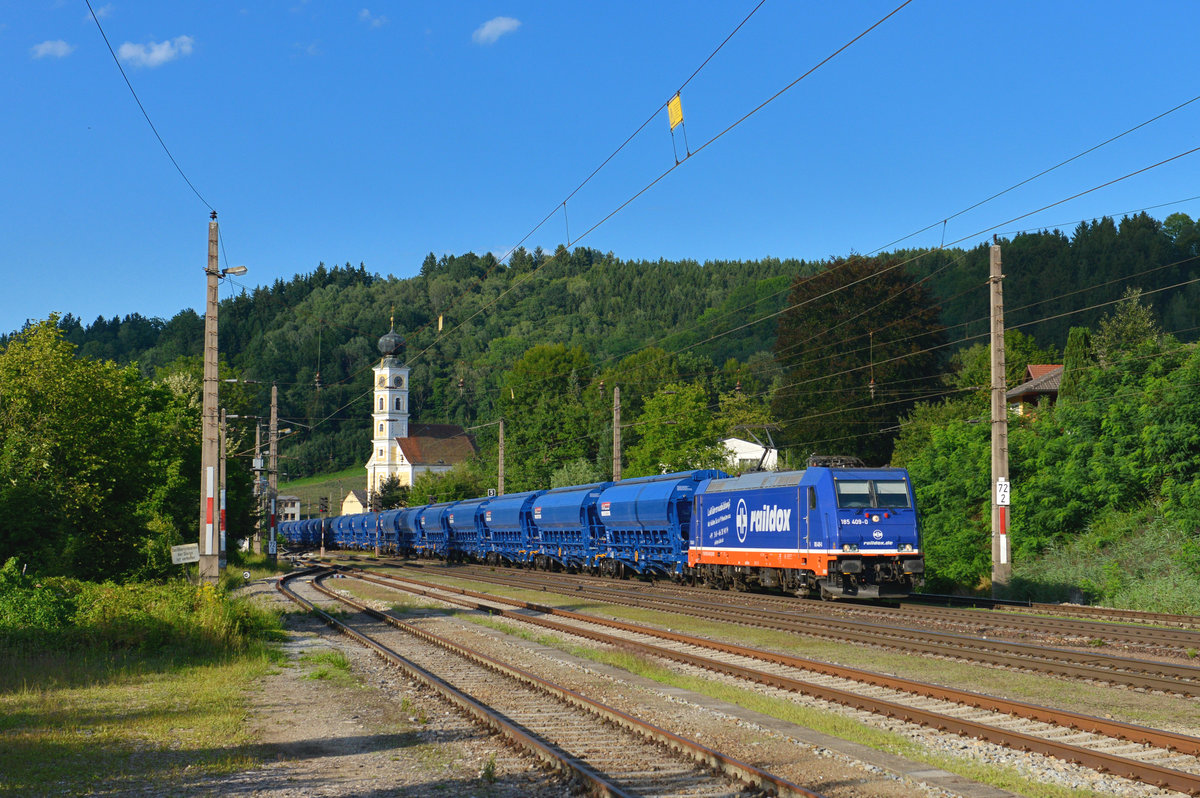 185 409 mit einem Getreidezug am 15.08.2017 in Wernstein am Inn. 