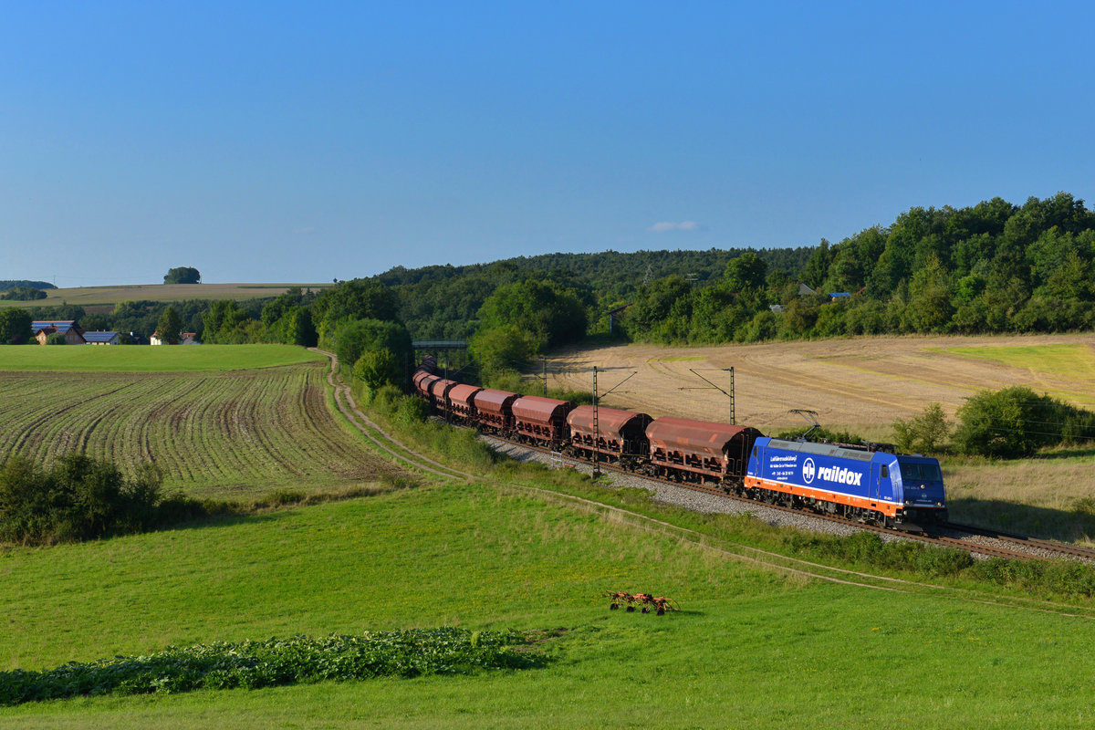 185 409 mit einem Güterzug am 23.08.2017 bei Edlhausen. 