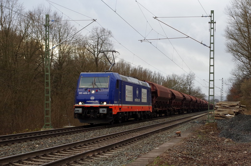 185 409 Raildox durchfährt am 06.12.2013 mit einem Getreidezug den Bahnhof Michelau in Richtung Kronach. 
