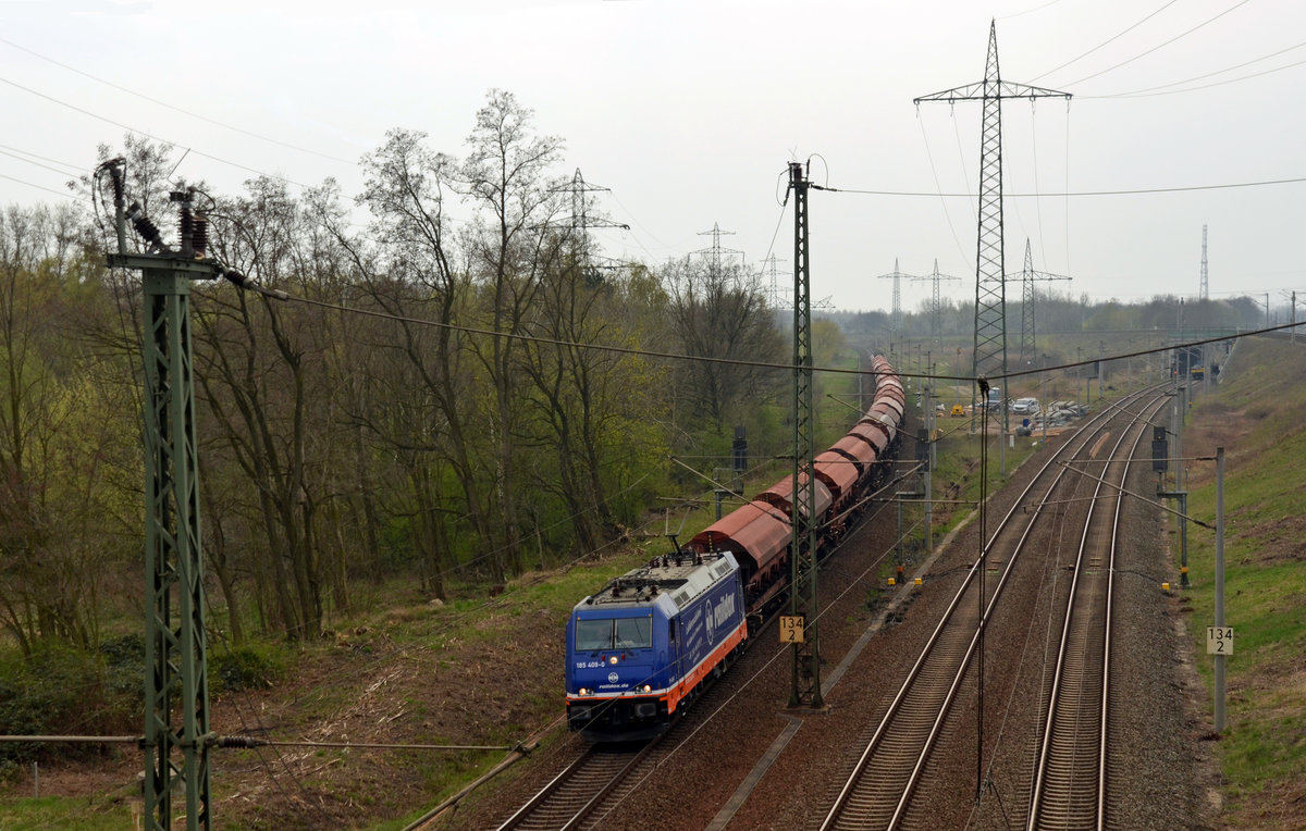 185 409 der Raildox schleppte am 05.04.17 einen Schwenkdachwagenzug durch Holzweißig Richtung Bitterfeld. Am Zugschluss liefen 482 048 sowie 185 419 kalt mit. 