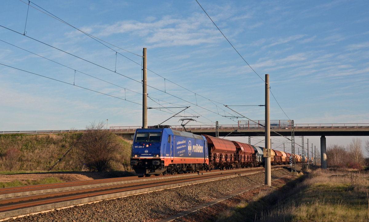 185 409 der Raildox schleppte am 12.01.20 einen bunten Schwenkdachagenzug durch Brehna Richtung Halle(S).