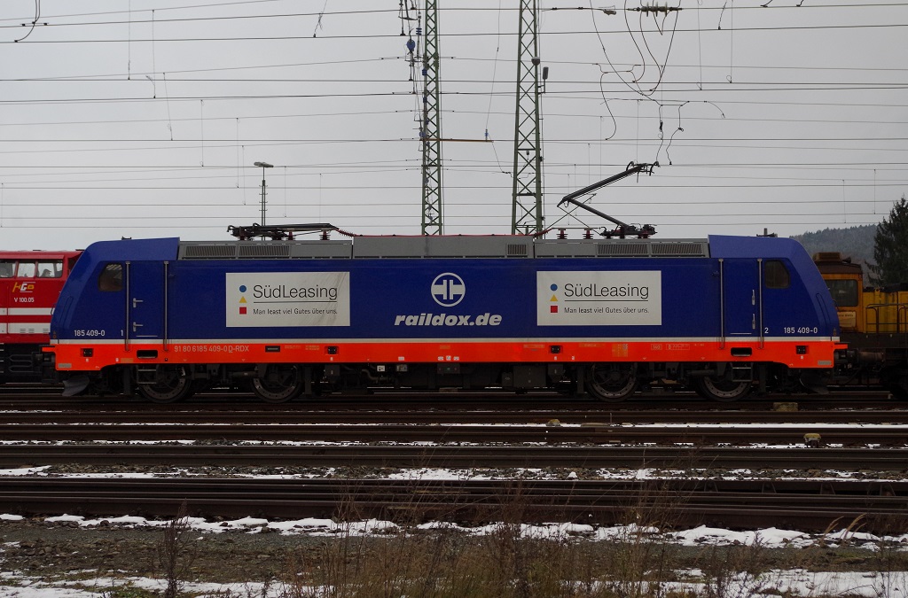 185 409 Raildox steht am 07.12.2013 mit einem Getreidezug in Lichtenfels und wartet auf die Ausfahrt in Richtung Bamberg. 