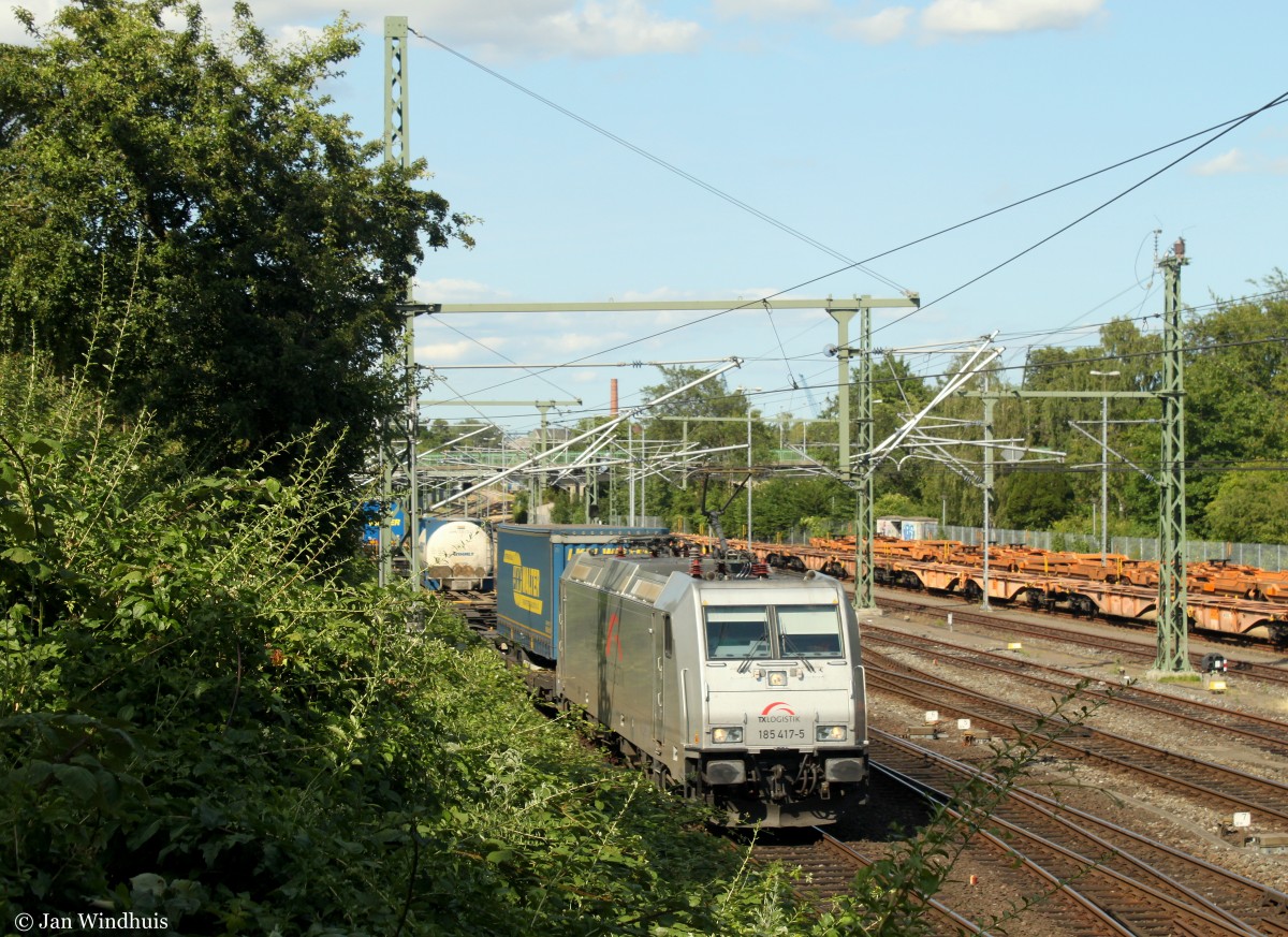 185 417-5 von TXLogistik zieht am 15.07.2015 einen Güterzug durch Lübeck.