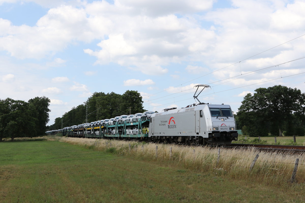 185 417 mit einem Autozug am 29. Juni 2020 bei Nindorf in Niedersachsen.