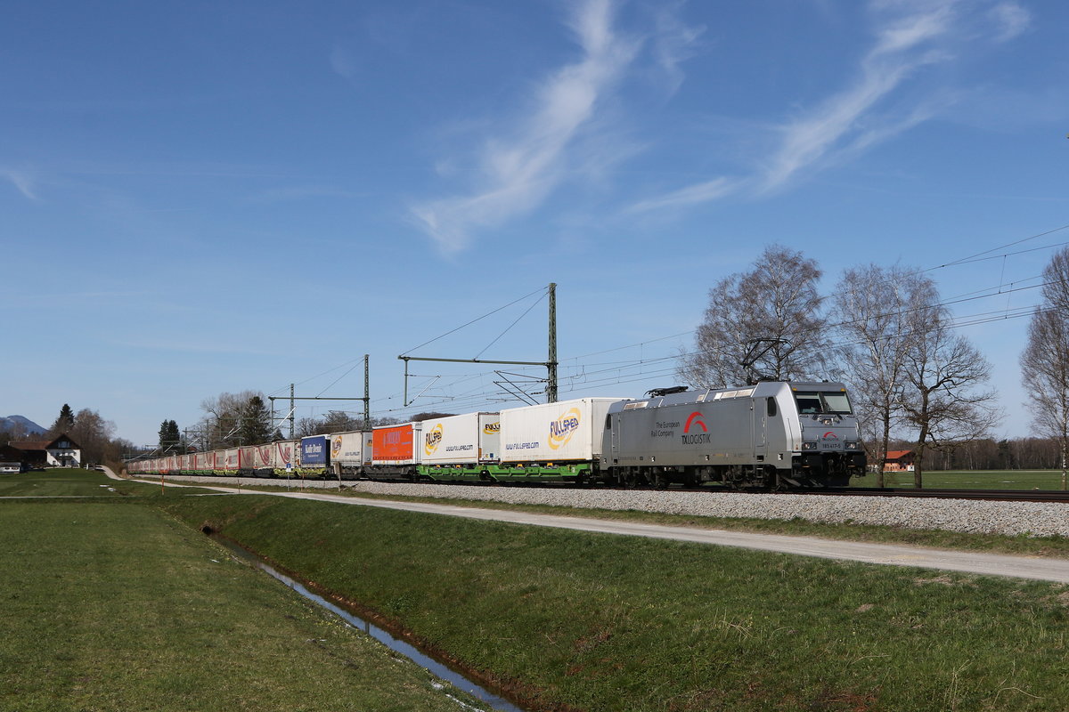185 417 mit einem  KLV  aus München kommend am 9. April 2021 bei Übersee am Chiemsee.