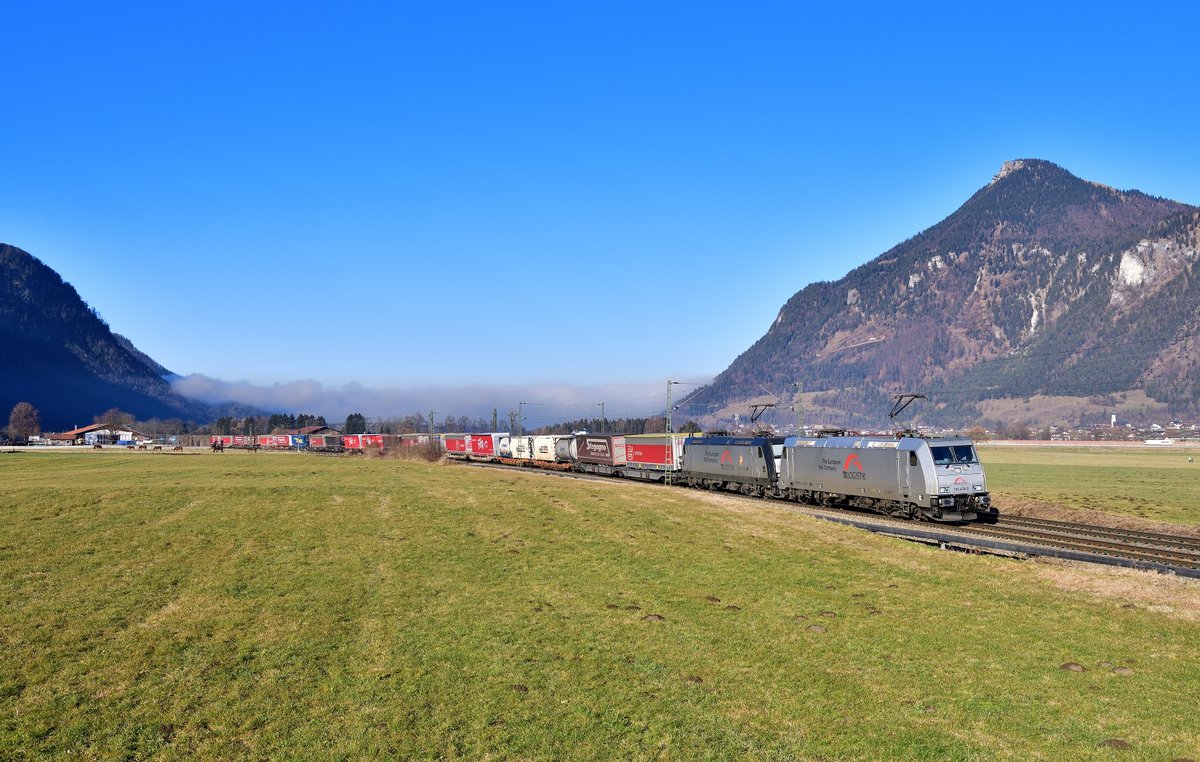 185 418 + 185 408 mit DGS 43101 am 19.12.2020 bei Niederaudorf.