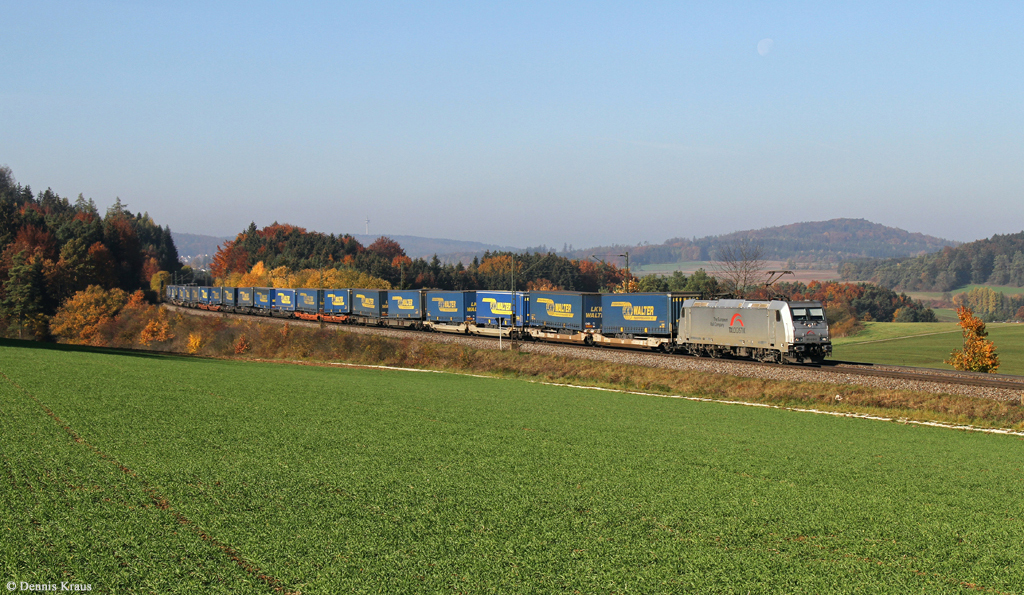 185 418 mit KLV Zug am 31.10.2015 bei Darshofen.