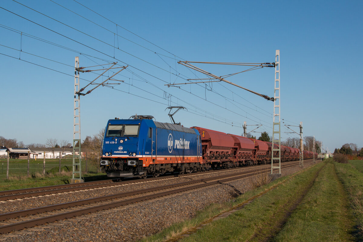 185 419-9 von Raildox mit einem Ganzzug Schwenkdachwagen auf dem Weg in Richtung Halle. Fotografiert am 03.04.2023 in Schönebeck-Felgeleben.