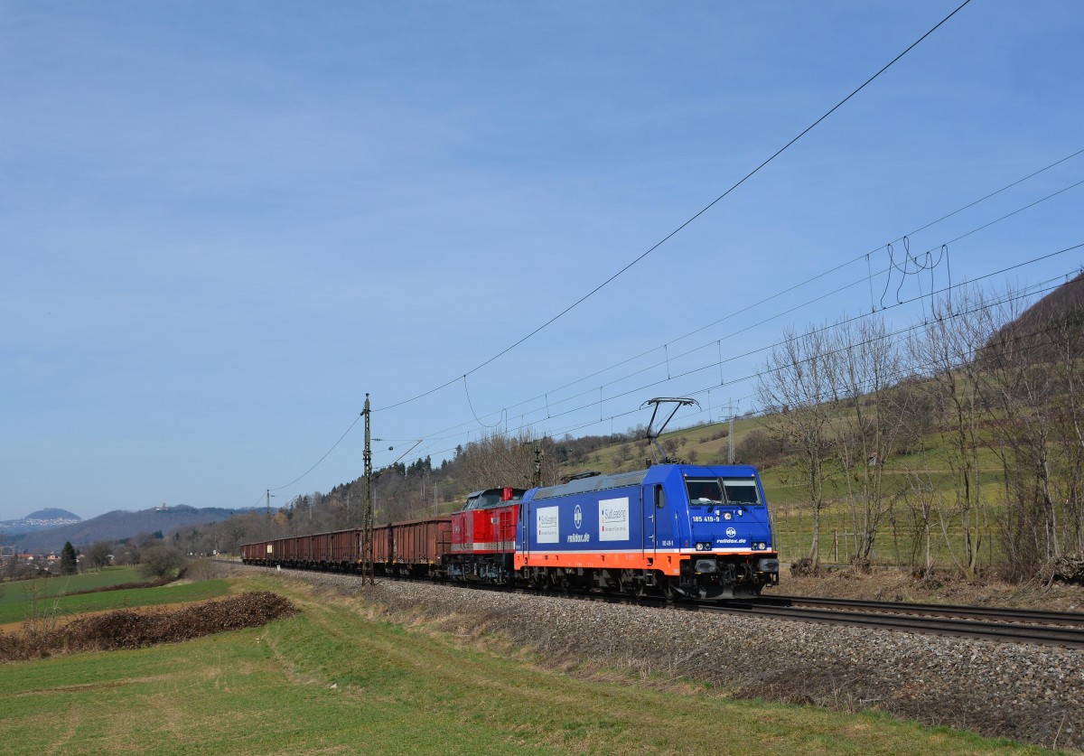 185 419 mit Adam 20 im Schlepp auf der Filsbahn mit dem Sandzug nach Amstetten(Württ.).Aufgenommen am 17.3.2015 bei Kuchen/Fils.