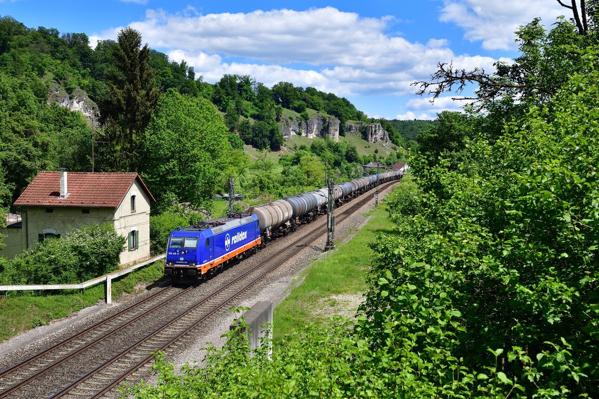 185 419 mit einem Kesselzug am 27.05.2020 bei Hagenacker.