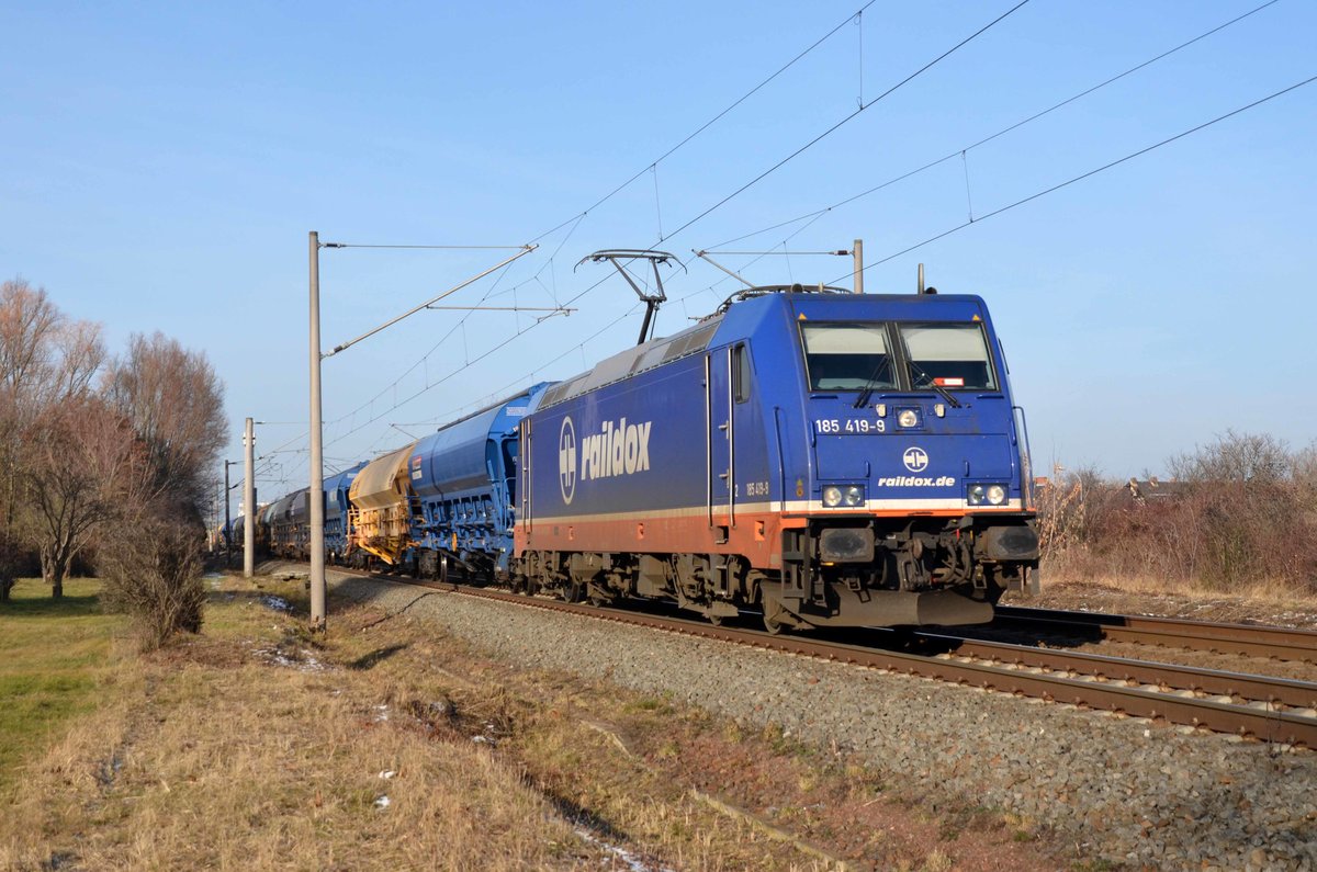 185 419 der raildox führte am 17.01.21 einen Ganzzug Schwenkdachwagen durch Greppin Richtung Bitterfeld. 