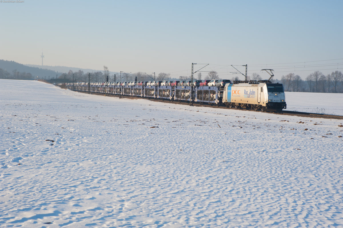 185 423-0 der Rurtalbahn Cargo mit einem Autotransportzug bei Seubersdorf Richtung Regensburg, 21.01.2017