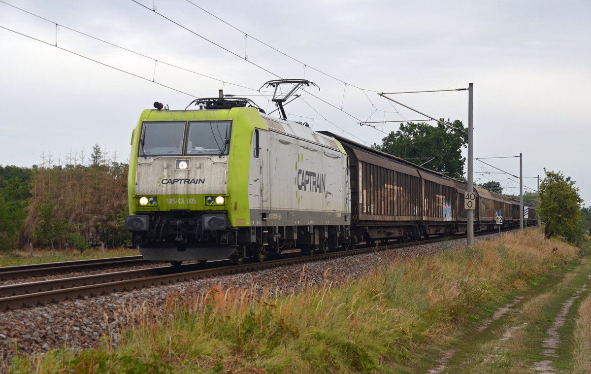 185 505 der Captrain schleppte am 17.08.19 einen Schiebewandwagenzug auf dem Gegengleis durch Jeßnitz Richtung Bitterfeld. Das Regelgleis wurde für den nachfolgenden IC2 freigemacht.