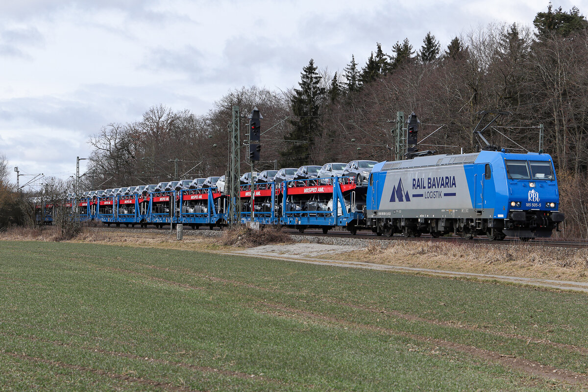 185 505 Rail Bavaria mit einem milspeed Zug und BMW Autos am 11.02.2026 bei Eglharting.