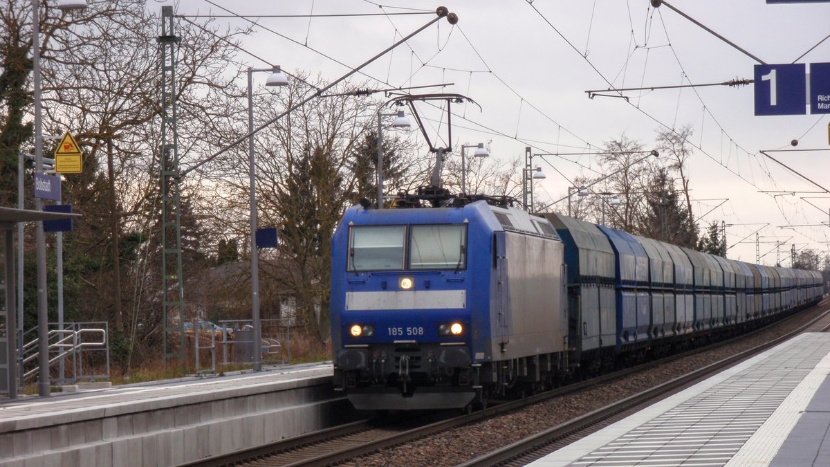185 508-9 durchfährt am 11.02.18 den Haltepunkt Bobstadt. Die 185 508 gehört der VPS, ein Unternehmen aus Salzgitter welches auf eigenen Strecken Güterverkehr betreibt. Aber auch im Güterfernverkehr fährt das Unternehmen und übernimmt u. a. Leistungen für DB Cargo (was auf dem Bild der Fall sein könnte).