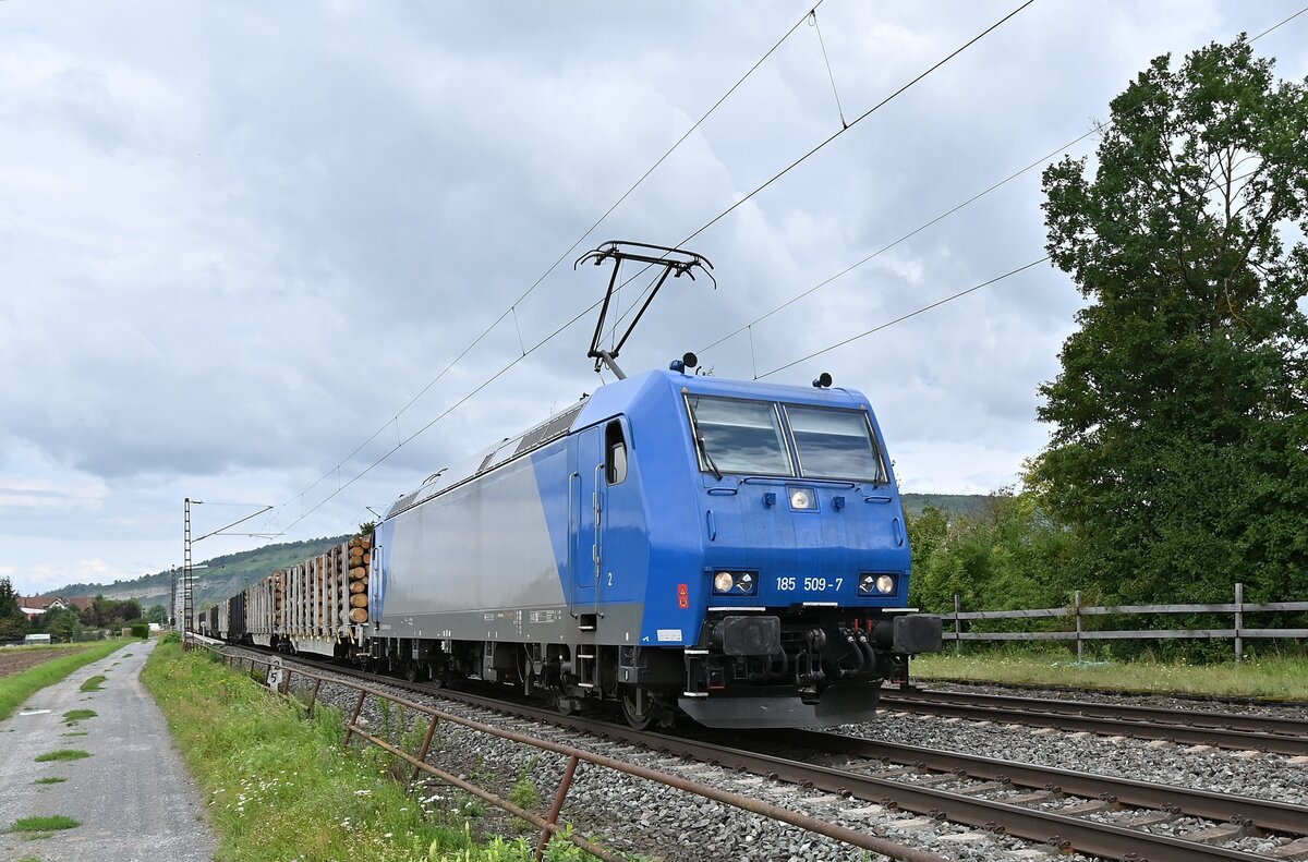 185 509-7 mit einem Ganzzug Stammholz gen Würzburg in Thüngersheim. 31.8.2021