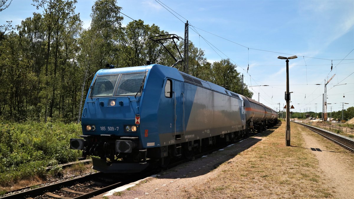 185 509 fuhr mit einem Kesselzug am 09.06.2019 aus Roßlau kommend in Richtung Lutherstadt Wittenberg (mit einer Zg 2 Tafel vorne dran)