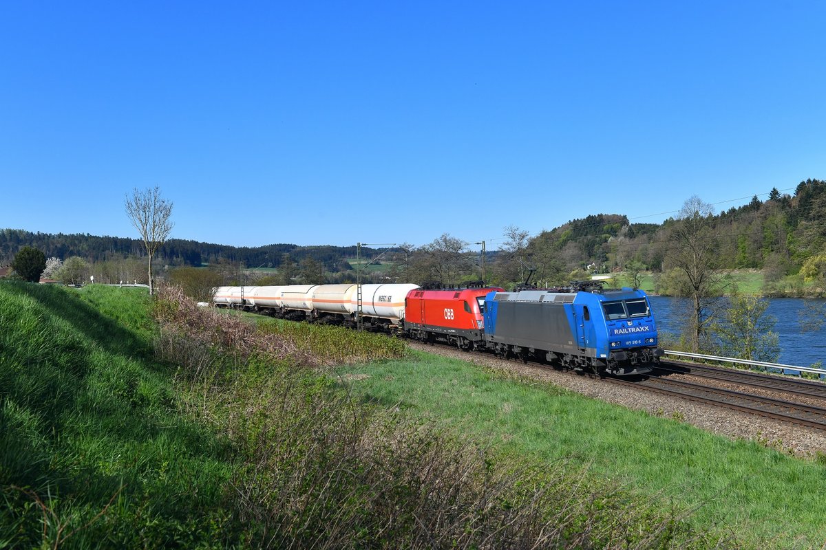 185 510 + 1116 080 mit einem Gaskesselzug am 19.04.2019 bei Sandbach. 