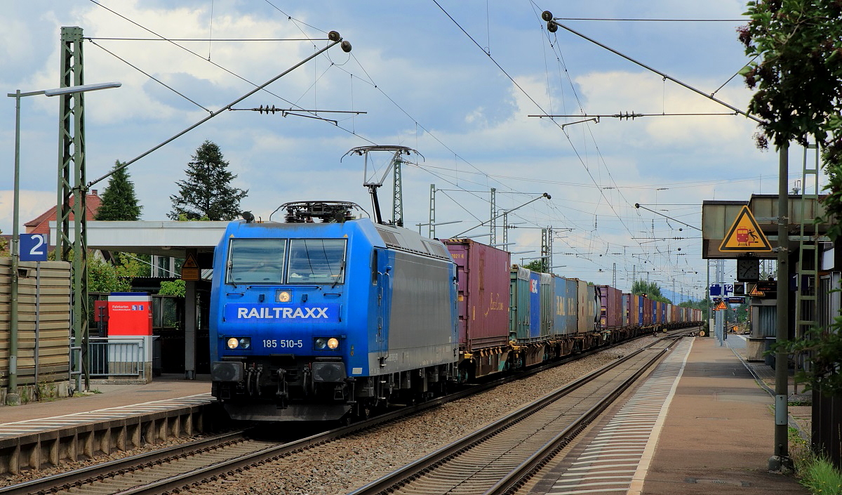 185 510-5 durchfährt am 30.07.2015 Bad Krozingen in Richtung Süden