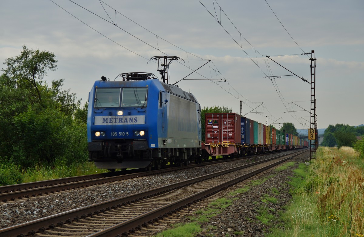 185 510-5 von Metrans ist am 16.07.14 mit einen Containerzug bei Thüngersheim unterwegs.