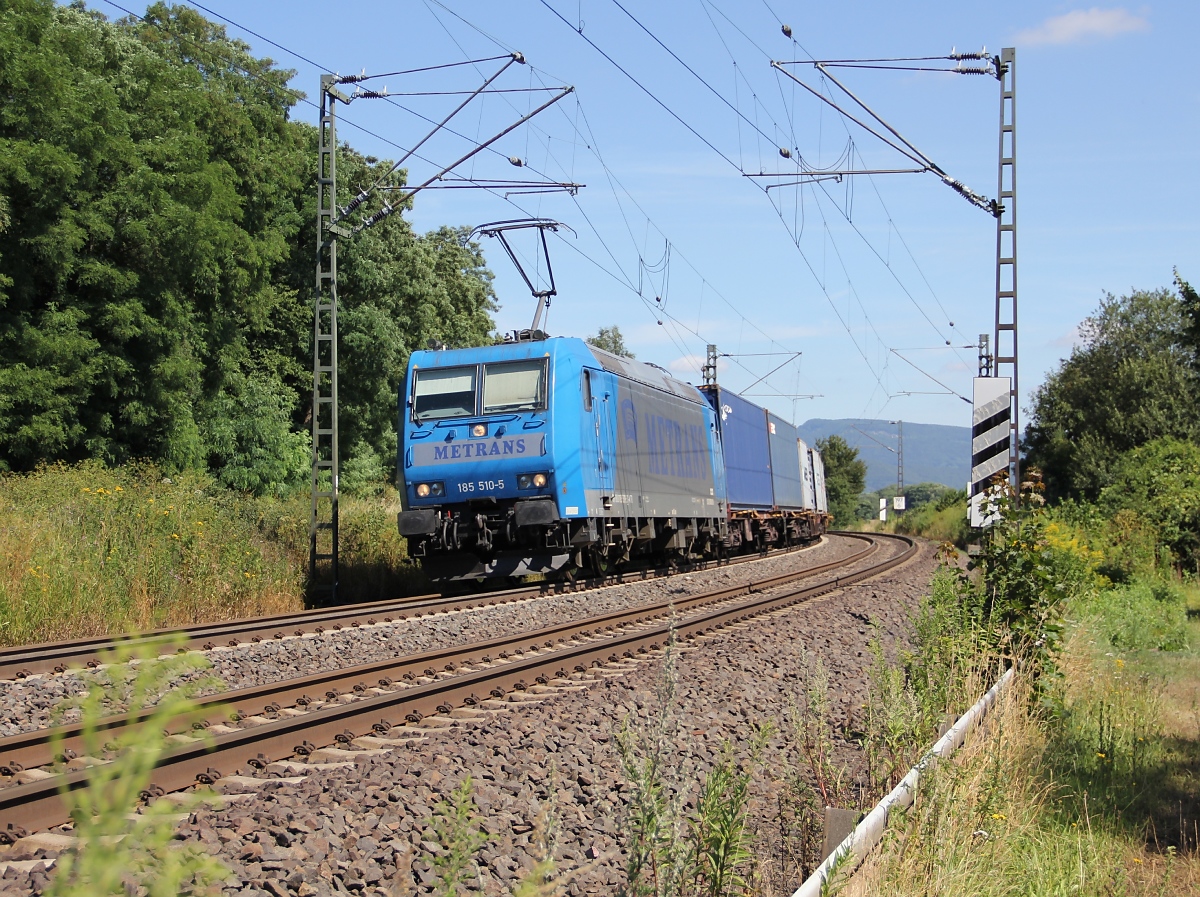 185 510-5 der Metrans mit Containerzug in Fahrtrichtung Süden. Aufgenommen am 01.08.2013 bei Wehretal-Reichensachsen.