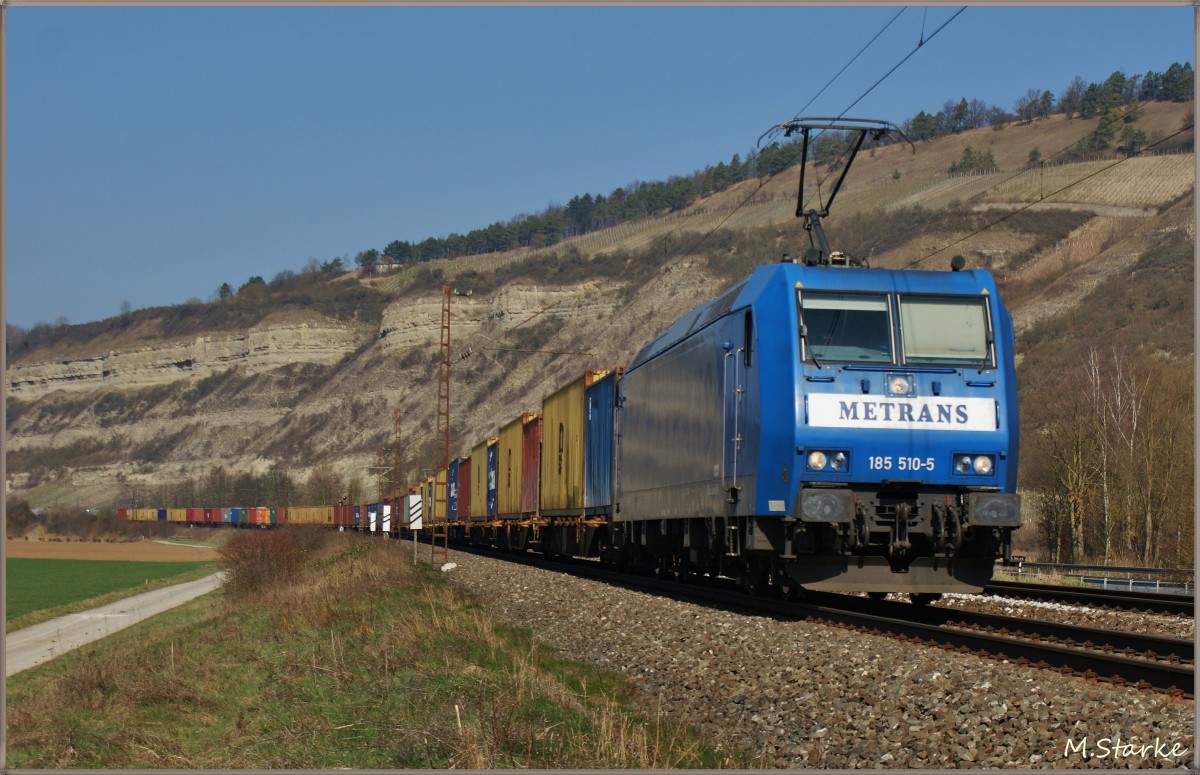 185 510-5 von Metrans mit einen Aufliegerzug am 11.03.14 bei Thüngersheim.