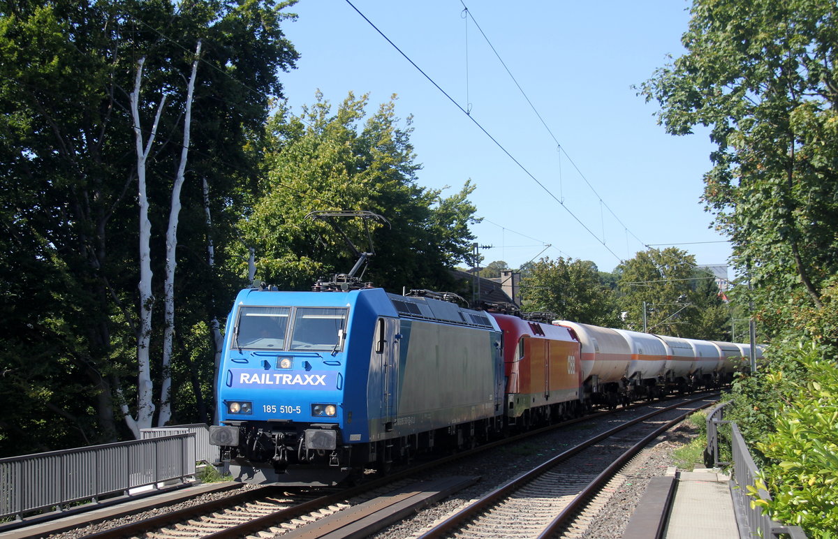 185 510-5 von Railtraxx und 1116 277-5 von ÖBB kommen aus Richtung Aachen-West mit einem gemischten Güterzug aus Antwerpen-Waaslandhaven(B) nach Linz-Voestalpine(A) und fahren durch Aachen-Schanz in Richtung Aachen-Hbf,Aachen-Rothe-Erde,Stolberg-Hbf(Rheinland)Eschweiler-Hbf,Langerwehe,Düren,Merzenich,Buir,Horrem,Kerpen-Köln-Ehrenfeld,Köln-West,Köln-Süd. Aufgenommen vom Bahnsteig von Aachen-Schanz.
Bei Sommerwetter am Nachmittag vom 22.8.2019.
