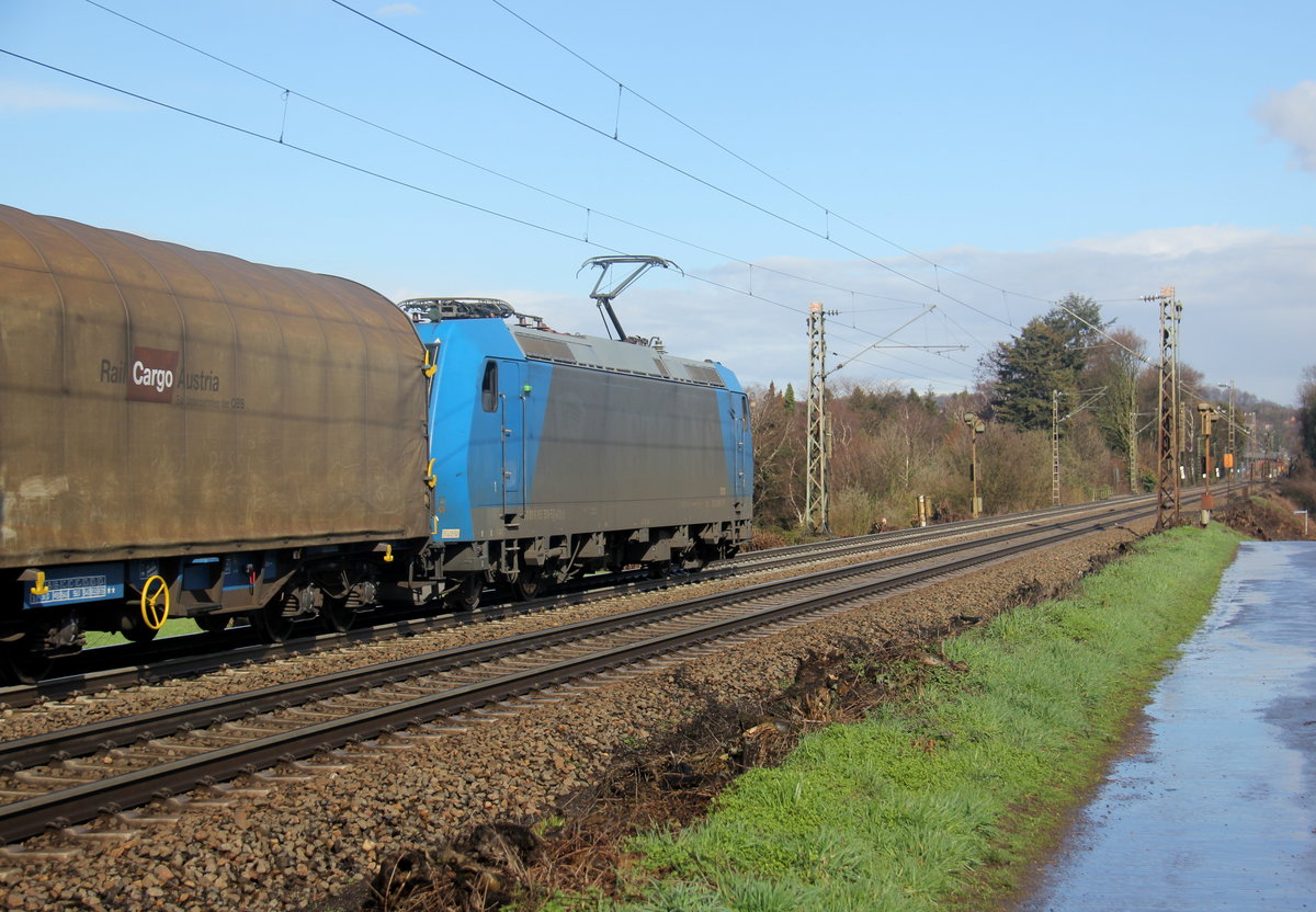 185 510-5 von Railtraxx fährt als Schubhilfe sie schiebt einem schweren gemischten Güterzug aus Linz Voestalpine(A) nach Antwerpen Waaslandhaven(B) bis zum Gemmenicher-Tunnel. Vorne fährt die Class 66 6601 von Captrain fährt jetzt für Railtraxx.
Aufgenommen an der Gemmenicher-Rampe am Gemmenicher-Weg auf der Montzenroute. 
Bei Sonne und Regenwolken am Nachmittag vom 7.3.2019.