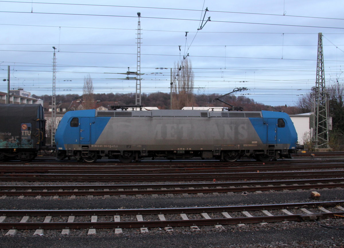 185 510-5 von Railtraxx fährt mit einem Güterzug aus Genk-Goederen(B) nach Linz-Voestalpine(A) und fährt in Richtung Aachen-Schanz,Aachen-Hbf,Aachen-Rothe-Erde,Stolberg-Hbf(Rheinland)Eschweiler-Hbf,Langerwehe,Düren,Merzenich,Buir,Horrem,Kerpen-Köln-Ehrenfeld,Köln-West,Köln-Süd. 
Aufgenommen vom Bahnsteig von Aachen-West. 
Bei Sonne und Wolken am Kalten Nachmittag vom 18.12.2018.