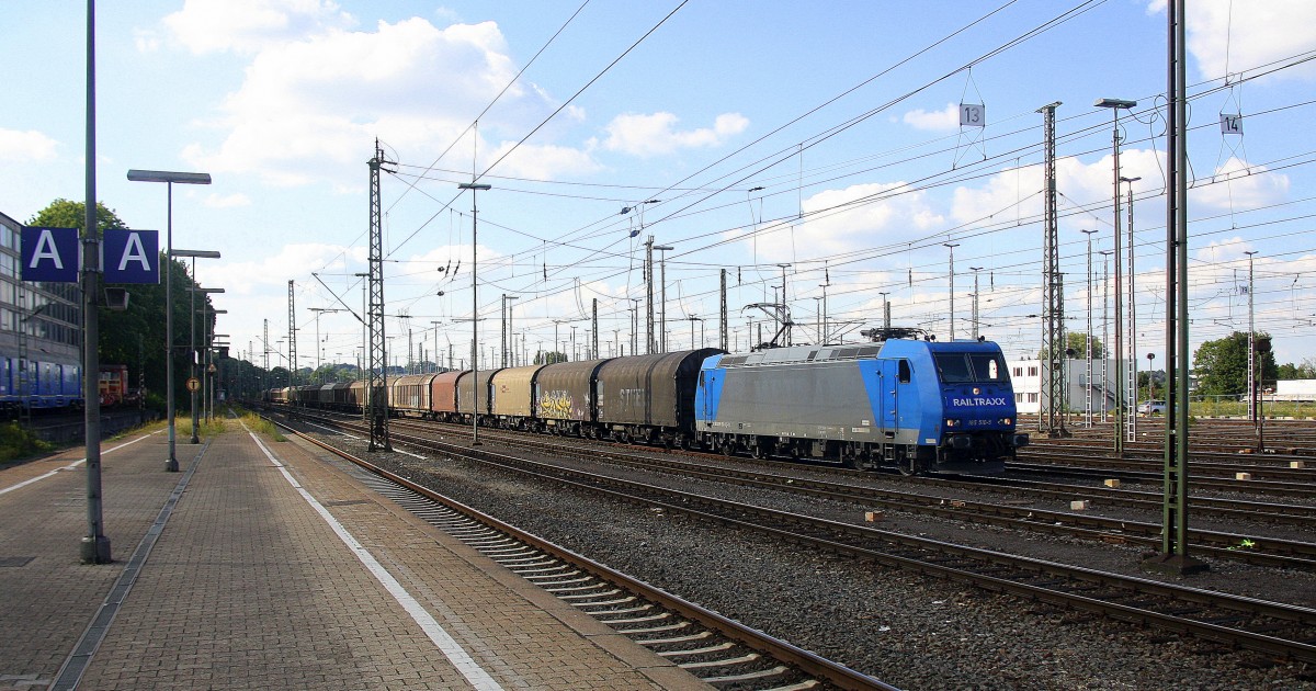 185 510-5 von Railtraxx fährt mit einem langen Coilzug aus Antwerpen-Waaslandhaven(B) nach Linz-Voestalpine(A) bei der Ausfahrt aus Aachen-West und fährt in Richtung  Aachen-Schanz,Aachen-Hbf,Aachen-Rothe-Erde,Stolberg-Hbf(Rheinland)Eschweiler-Hbf,Langerwehe,Düren,Merzenich,Buir,Horrem,Kerpen-Köln-Ehrenfeld,Köln-West,Köln-Süd. 
Aufgenommen vom Bahnsteig in Aachen-West. 
Bei Sonne und Wolken am Nachmittag vom 10.9.2015.