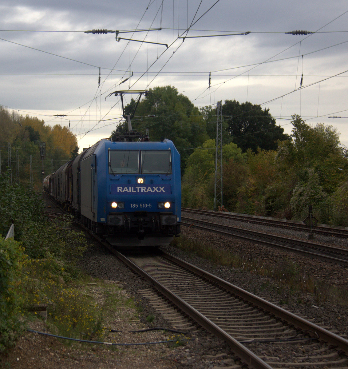 185 510-5 von Railtraxx kommt als Umleiter aus Richtung Aachen-West mit einem gemischten Güterzug aus Antwerpen-Waaslandhaven(B) nach Linz-Voestalpine(A) und fährt durch Kohlscheid und fährt in Richtung Herzogenrath,Neuss. 
Aufgenommen von Bahnsteig 1 in Kohlscheid.
Bei Wolken am Nachmittag vom 17.10.2019.