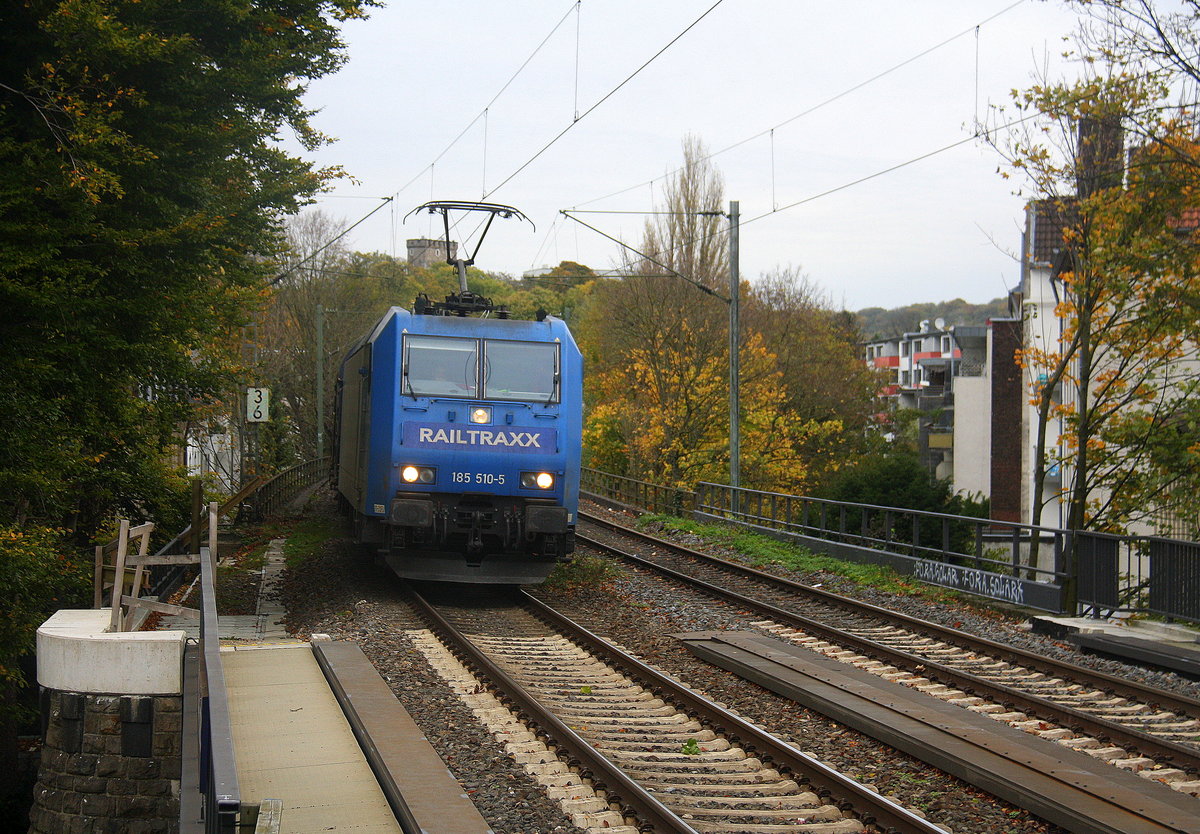 185 510-5 von Railtraxx  kommt aus Richtung Aachen-West mit einem  Güterzug aus Antwerpen-Waaslandhaven(B) nach Linz-Voestalpine(A) und fährt durch Aachen-Schanz in Richtung Aachen-Hbf,Aachen-Rothe-Erde,Stolberg-Hbf(Rheinland)Eschweiler-Hbf,Langerwehe,Düren,Merzenich,Buir,Horrem,Kerpen-Köln-Ehrenfeld,Köln-West,Köln-Süd. Aufgenommen vom Bahnsteig von Aachen-Schanz. 
Am Nachmittag vom 31.10.2017.