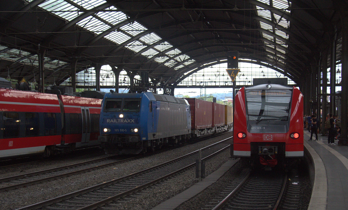 185 510-5 von Railtraxx kommt aus Richtung Aachen-West,Aachen-Schanz mit einem Containerzug aus Zeebrugge-Ramskapelle(B) nach Oradea(RO) und fährt durch Aachen-Hbf in Richtung Aachen-Rothe-Erde,Stolberg-Hbf(Rheinland)Eschweiler-Hbf,Langerwehe,Düren,Merzenich,Buir,Horrem,Kerpen-Köln-Ehrenfeld,Köln-West,Köln-Süd. Aufgenommen vom Bahnsteig 2 vom Aachen-Hbf.
Am Abend vom 9.8.2018.