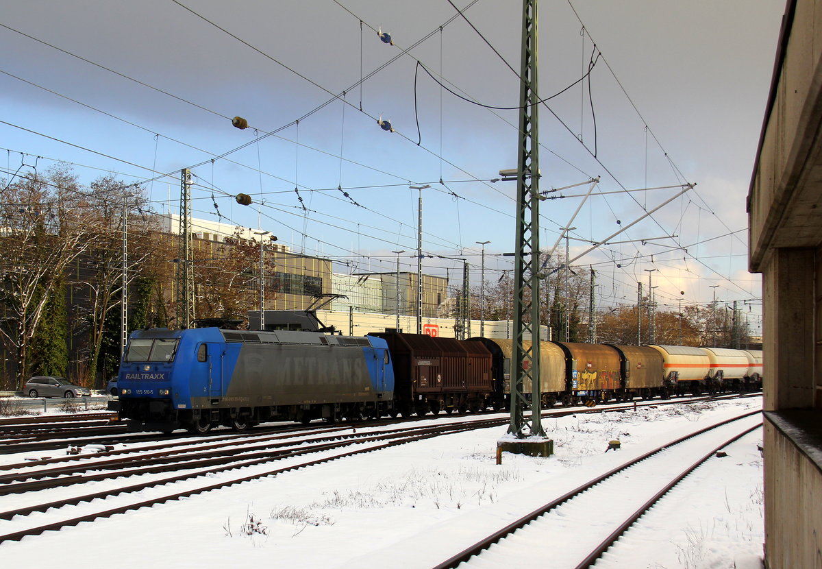 185 510-5 von Railtraxx kommt aus Richtung Köln,Aachen-Hbf,Aachen-Schanz mit einem schweren gemischten Güterzug aus Linz Voestalpine(A) nach Antwerpen Waaslandhaven(B)  und fährt in Aachen-West ein. 
Aufgenommen vom Bahnsteig in Aachen-West.
Bei Sonne und Schnee am Kalten Nachmittag vom 31.1.2019.