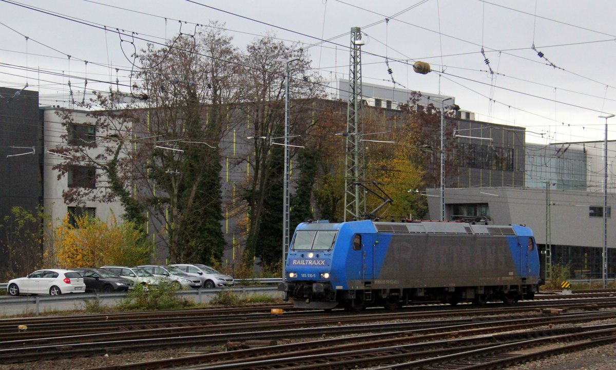 185 510-5 von Railtraxx kommt von einer Schubhilfe aus Richtung Gemmenicher-Tunnel zurück nach Aachen-West und fährt in Aachen-West ein. 
Aufgenommen von Bahnsteig in Aachen-West.
Bei Wolken am Nachmittag vom 6.12.2018.